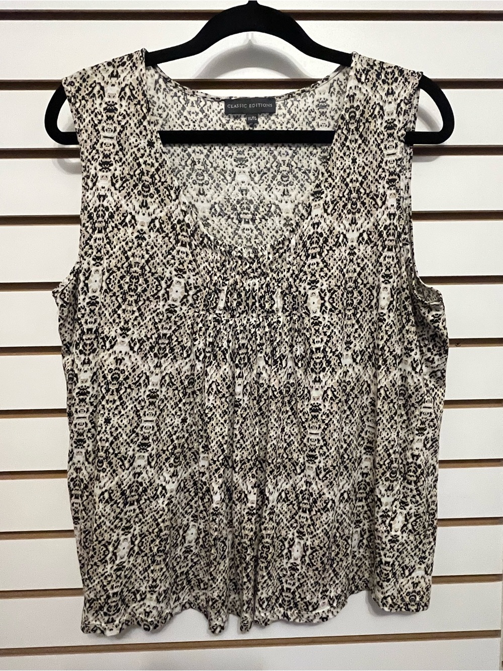 🧡 3/$15 Basic Editions Black and Cream Printed Sleeveless Tank